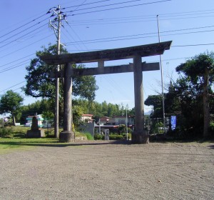 都萬神社鳥居before