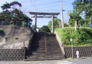 都萬神社階段・鳥居before