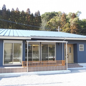 大屋根で青空に映えるお家