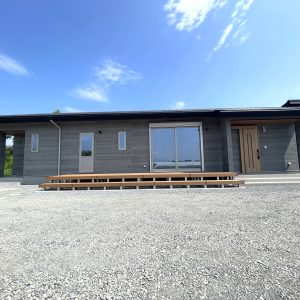 光と風が通り抜ける勾配天井の気持ちいいお家