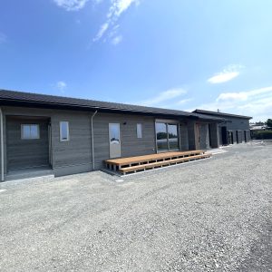 光と風が通り抜ける勾配天井の気持ちいいお家
