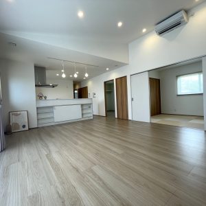 光と風が通り抜ける勾配天井の気持ちいいお家