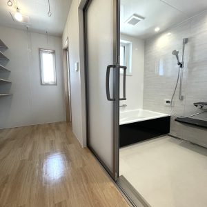 光と風が通り抜ける勾配天井の気持ちいいお家